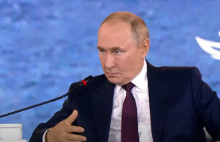 Путин заявил, что якобы преследование глав Конституционного и Верховного суда препятствует мирным переговорам