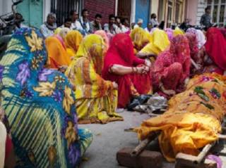 В Индии мужчина… ожил во время похорон