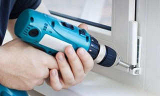 Встановлення засувки на пластикові двері та вікна