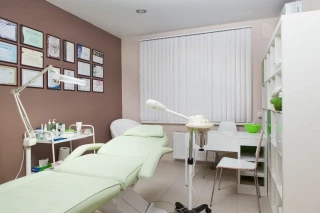 Косметологічний візок: як перетворити зберігання на інструмент швидкості, стерильності та порядку