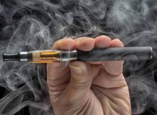 Британский стоматолог поведала о вреде вейпов