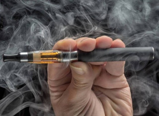 Британський стоматолог розповіла про шкоду вейпів