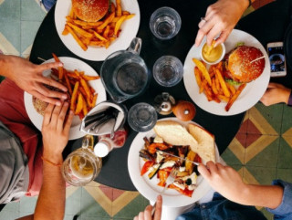 Гастроентеролог розповіла, чому небезпечна пізня вечеря