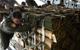 Постачання зброї США в Україну може затриматися