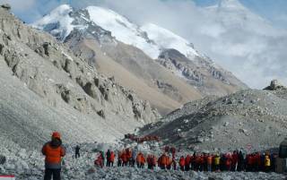 Масштабный снегопад заблокировал тысячу человек на Эвересте