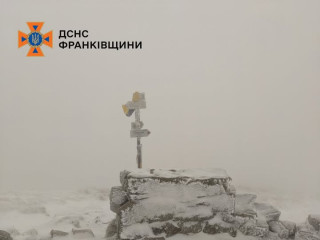 Карпати продовжує епічно заносити снігом