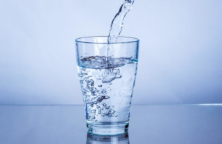 Стало відомо, чи можна пити воду під час їжі