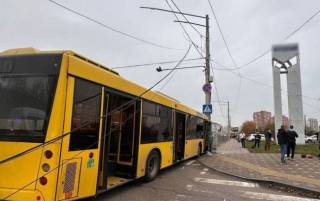 В Киеве маршрутка влетела в столб. Есть пострадавшие