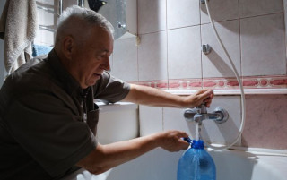 У центрі Києва прорвало трубопровід. Підтоплено будинок і можливий зсув