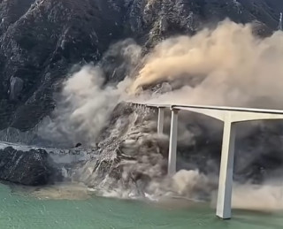 Обрушение моста в Китае попало на видео