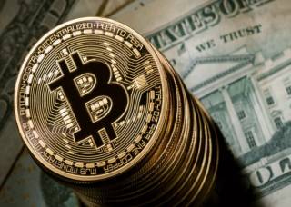 Bitcoin упал в цене до минимума с апреля