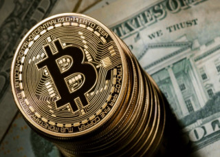 Bitcoin впав у ціні до мінімуму з квітня