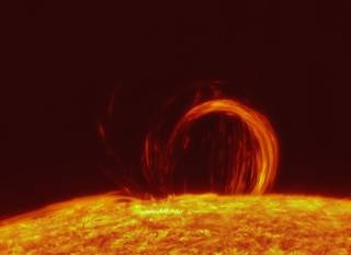 От Солнца оторвался огромный протуберанец