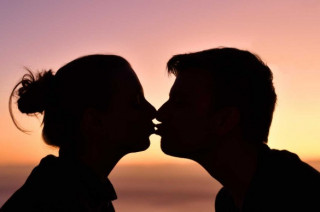 Британці з'ясували, коли люди почали цілуватися