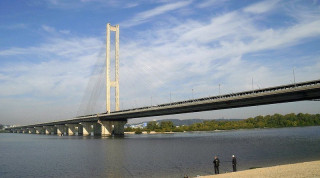 У Києві під час тривог обмежуватимуть рух по одному з мостів