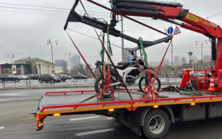 У Києві за порушення правил дорожнього руху вперше евакуювали... мотоцикл