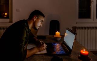 Свет будут отключать не во всех областях: графики на 15 декабря от «Укрэнерго»