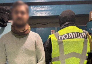 У столичному метро чоловік накинувся з ножем на пасажирів, поранено двох людей