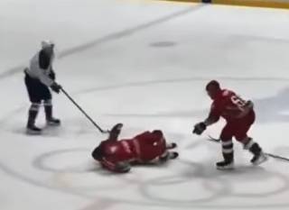 Лукашенко эпично упал на лед во время игры в хоккей