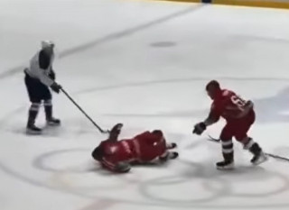 Лукашенко епічно впав на лід під час гри у хокей