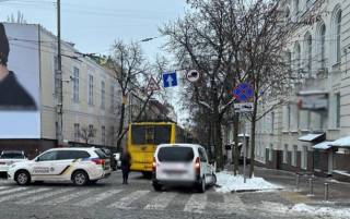 В центре Киева троллейбус застрял в провале дороги, перекрыто движение транспорта