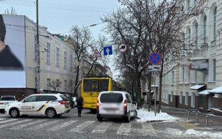 У центрі Києва тролейбус застряг у провалі дороги, перекрито рух транспорту