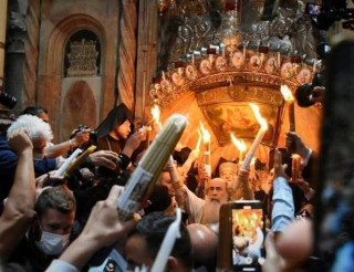 Благодатный огонь сошел, скоро он будет в Украине